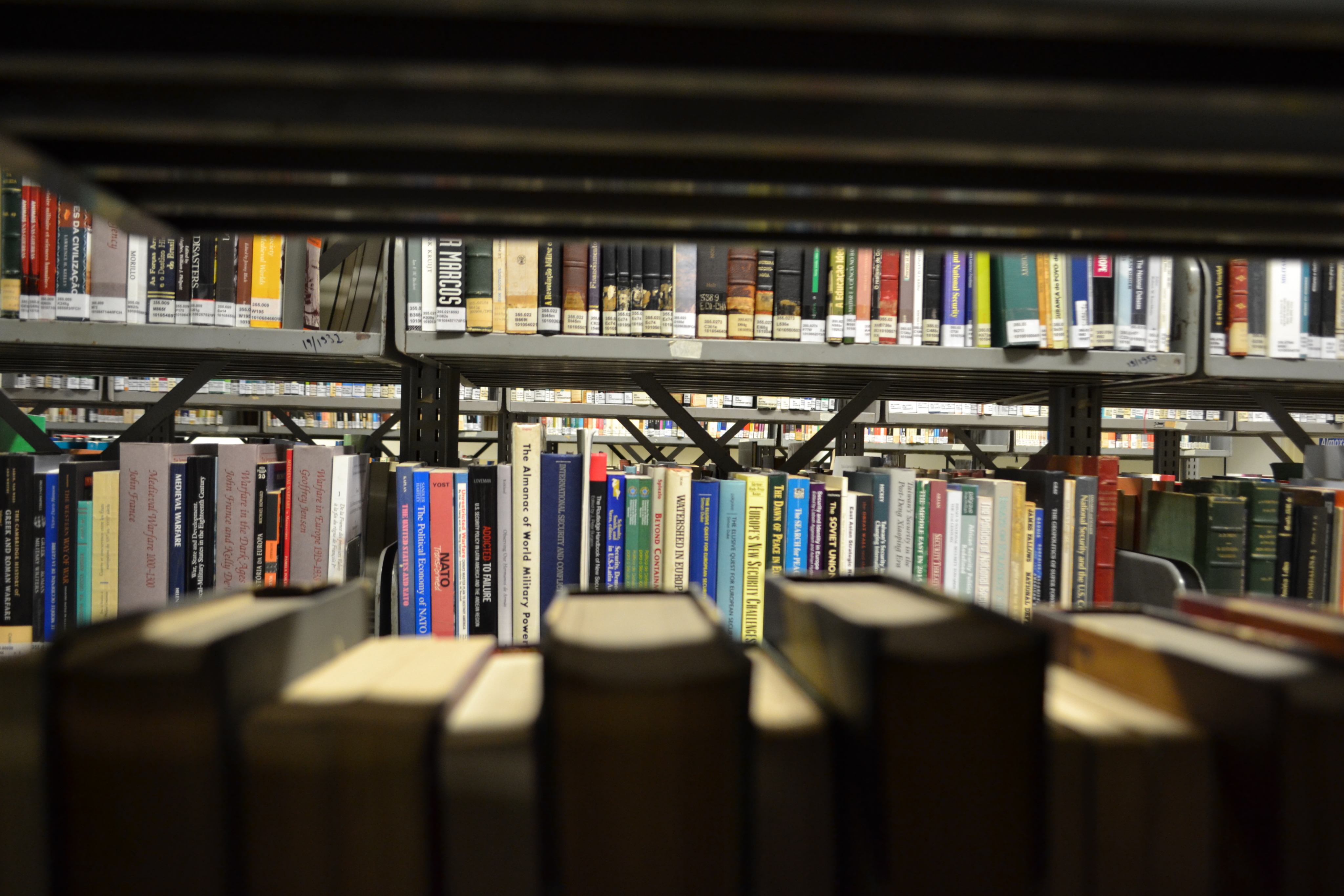 prateleiras da Biblioteca Octavio Ianni